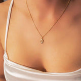 Pingente Menina Em Ouro Amarelo Com Safiras Brancas