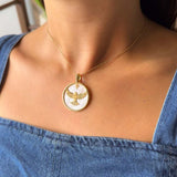 Pingente Medalha Espírito Santo Ouro Amarelo E Madrepérola