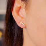 Brincos Stud Infinito Em Ouro Amarelo E Safiras