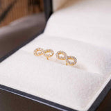 Brincos Stud Infinito Em Ouro Amarelo E Safiras