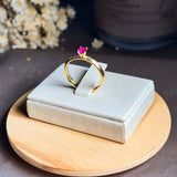 Anel Solitário Em Ouro Amarelo Safiras Brancas E Rubelita