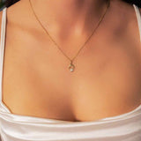 Pingente Menina Em Ouro Amarelo Com Safiras Brancas