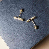 Brincos Stud Infinito Em Ouro Amarelo E Safiras