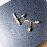 Brinco Stud Sutil Em Ouro Amarelo E Safiras