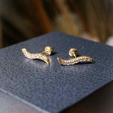 Brinco Stud Sutil Em Ouro Amarelo E Safiras