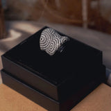 Anel Saddle Bold Pavê Em Ouro Branco Com Diamantes