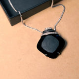 Pingente Void Em Ouro Branco Com Ônix E Diamantes