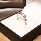 Anel Meia Aliança Moderno Em Ouro Branco Com Diamantes