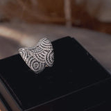 Anel Saddle Bold Pavê Em Ouro Branco Com Diamantes