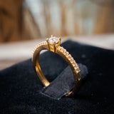 Anel Princess Em Ouro Amarelo Com Safiras Brancas