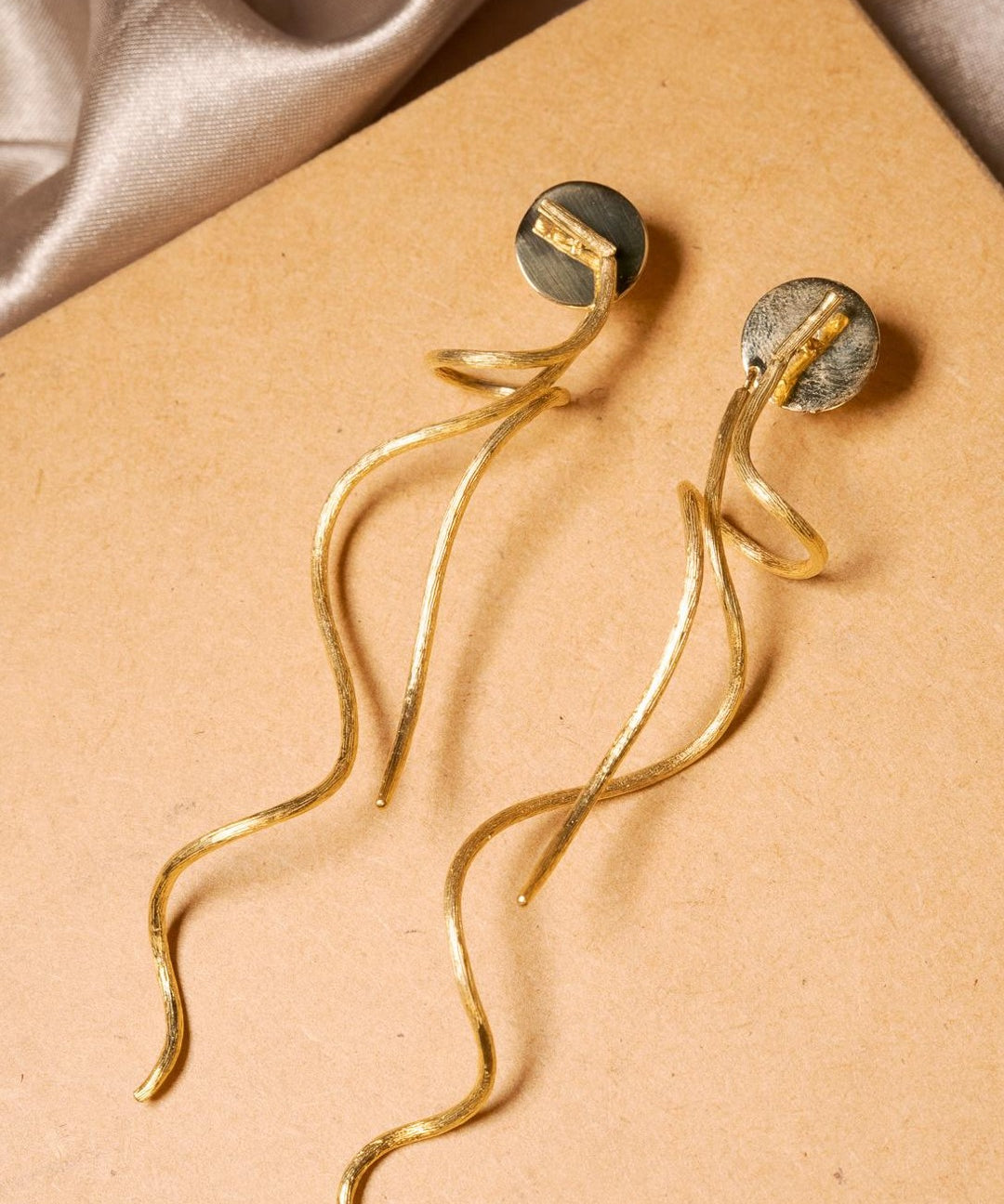 Brincos Hstern em ouro amarelo com 9.0cm de comprimento e 1.0cm de largura.