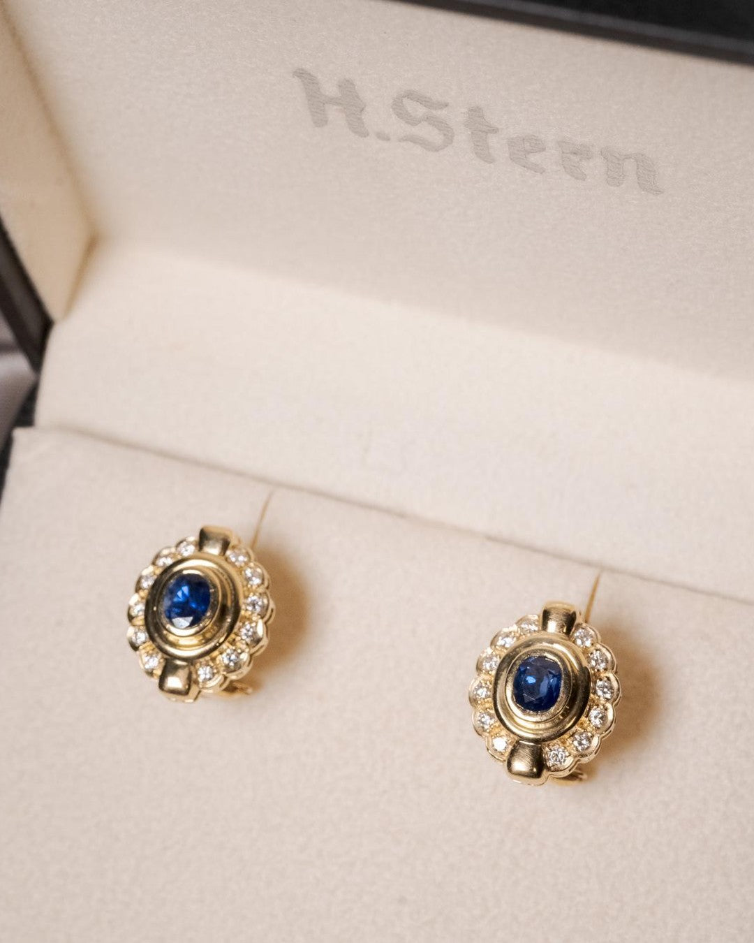 Brincos vintage Hstern em ouro amarelo com safiras azuis de 0.6 x 0.4 cm e 24 diamantes de 02 pontos cada.