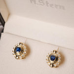 Brincos vintage Hstern em ouro amarelo com safiras azuis de 0.6 x 0.4 cm e 24 diamantes de 02 pontos cada.