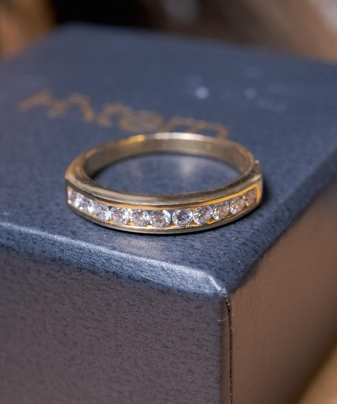 Anel meia aliança em ouro amarelo com 11 diamantes de 0.04 pontos cada e peso de 3.5g.