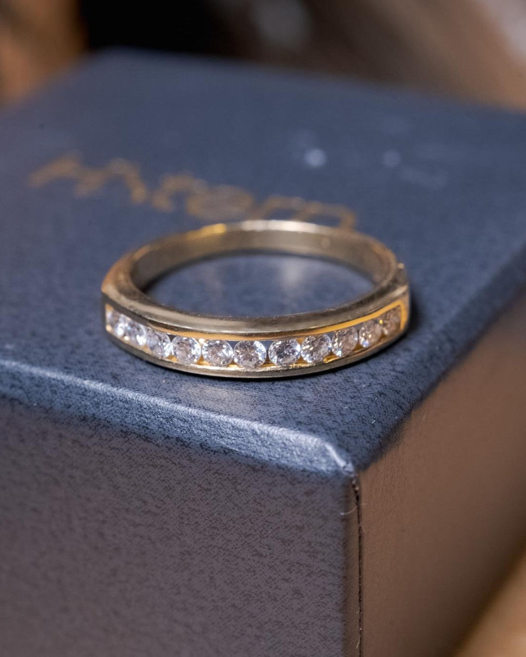 Anel meia aliança em ouro amarelo com 11 diamantes de 0.04 pontos cada e peso de 3.5g.