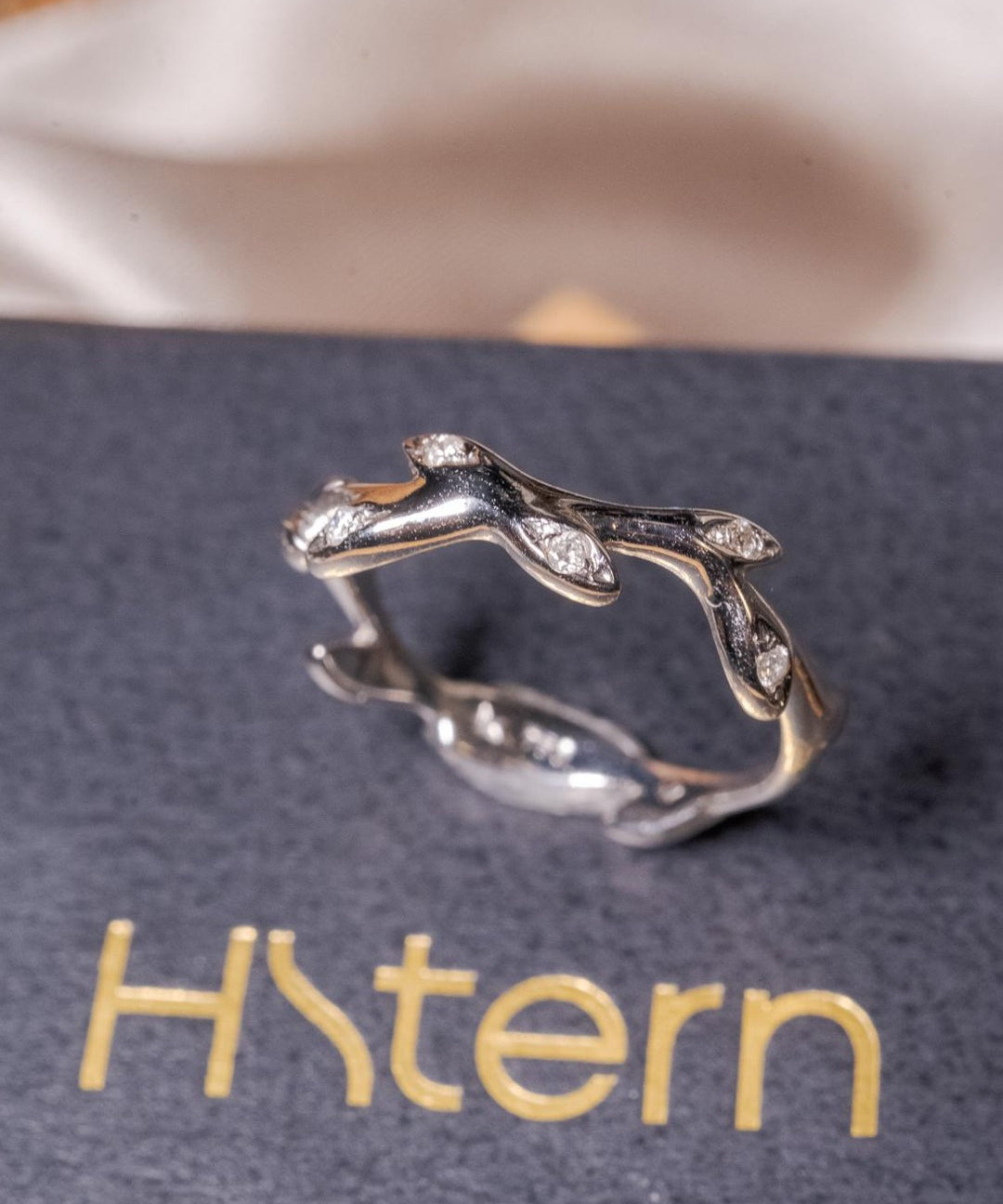 Anel Hstern em ouro branco com 5 diamantes de 0.02ct cada e peso de 2.8g.