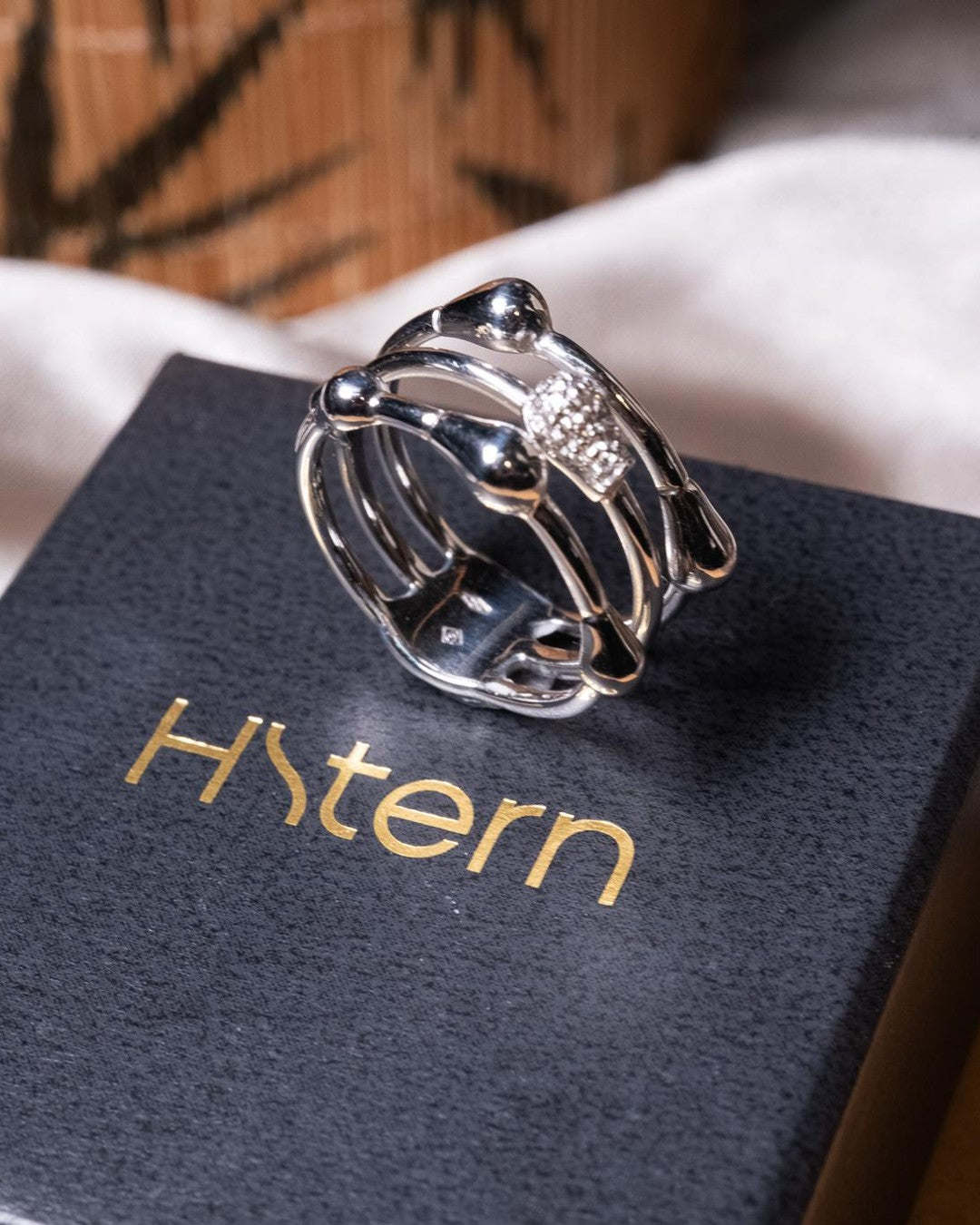 Anel Hstern em ouro branco com diamantes. Peso 8.1g. Aro 20. Coleção Drops.