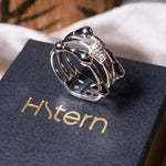 Anel Hstern em ouro branco com diamantes. Peso 8.1g. Aro 20. Coleção Drops.