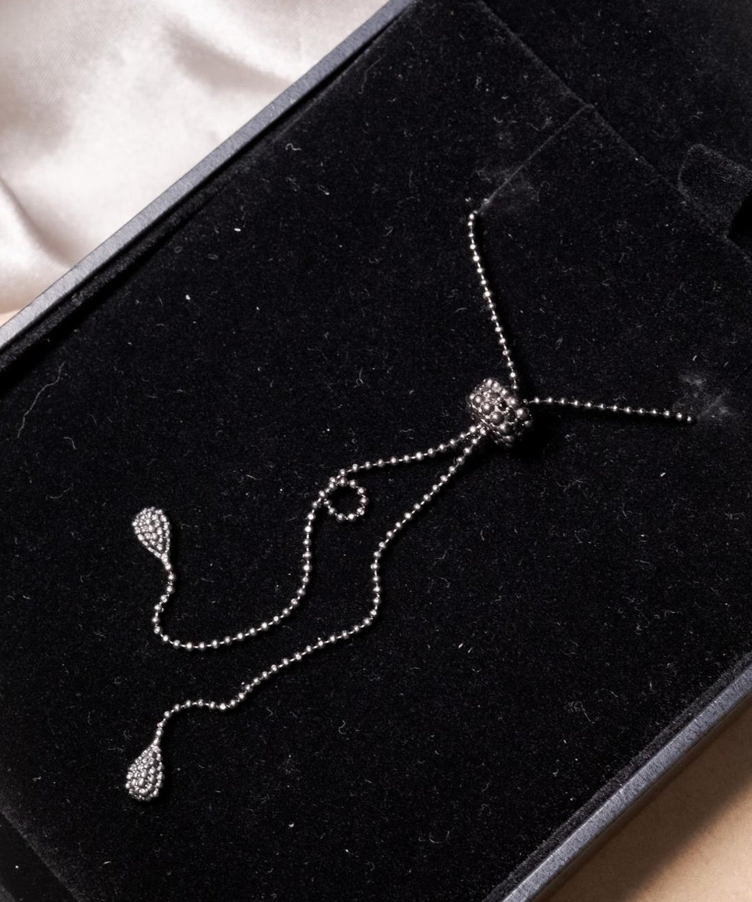 Colar gravata em ouro negro com diamantes negros de 0.1 pontos e peso de 7.0g. Comprimento ajustável a partir de 40cm.