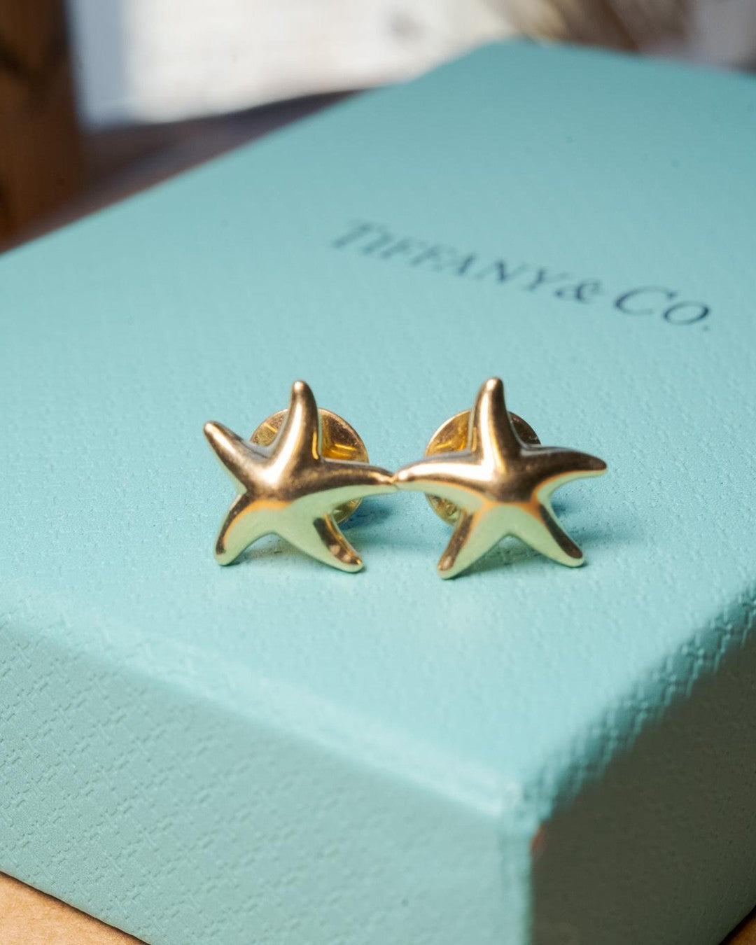 Brincos Tiffany Estrela do Mar em ouro amarelo pesando 5.0g e medindo 1.1x1.1cm.