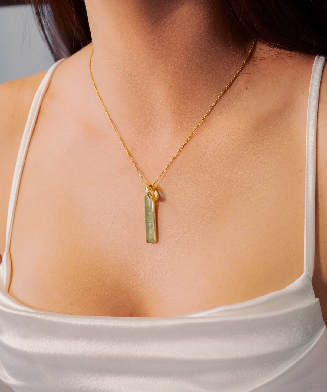 Colar Tiffany & CO 1837 em ouro amarelo com pingente de placa medindo 3.5 x 0.7cm e cordão de 46cm.