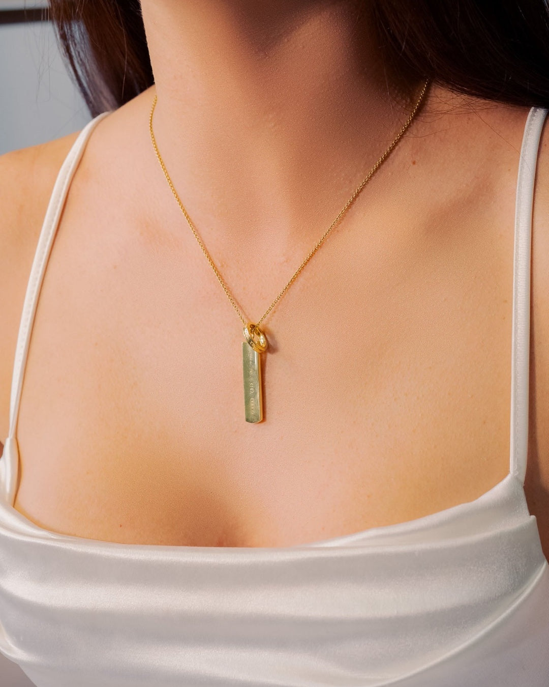 Colar Tiffany & CO 1837 em ouro amarelo com pingente de placa medindo 3.5 x 0.7cm e cordão de 46cm.