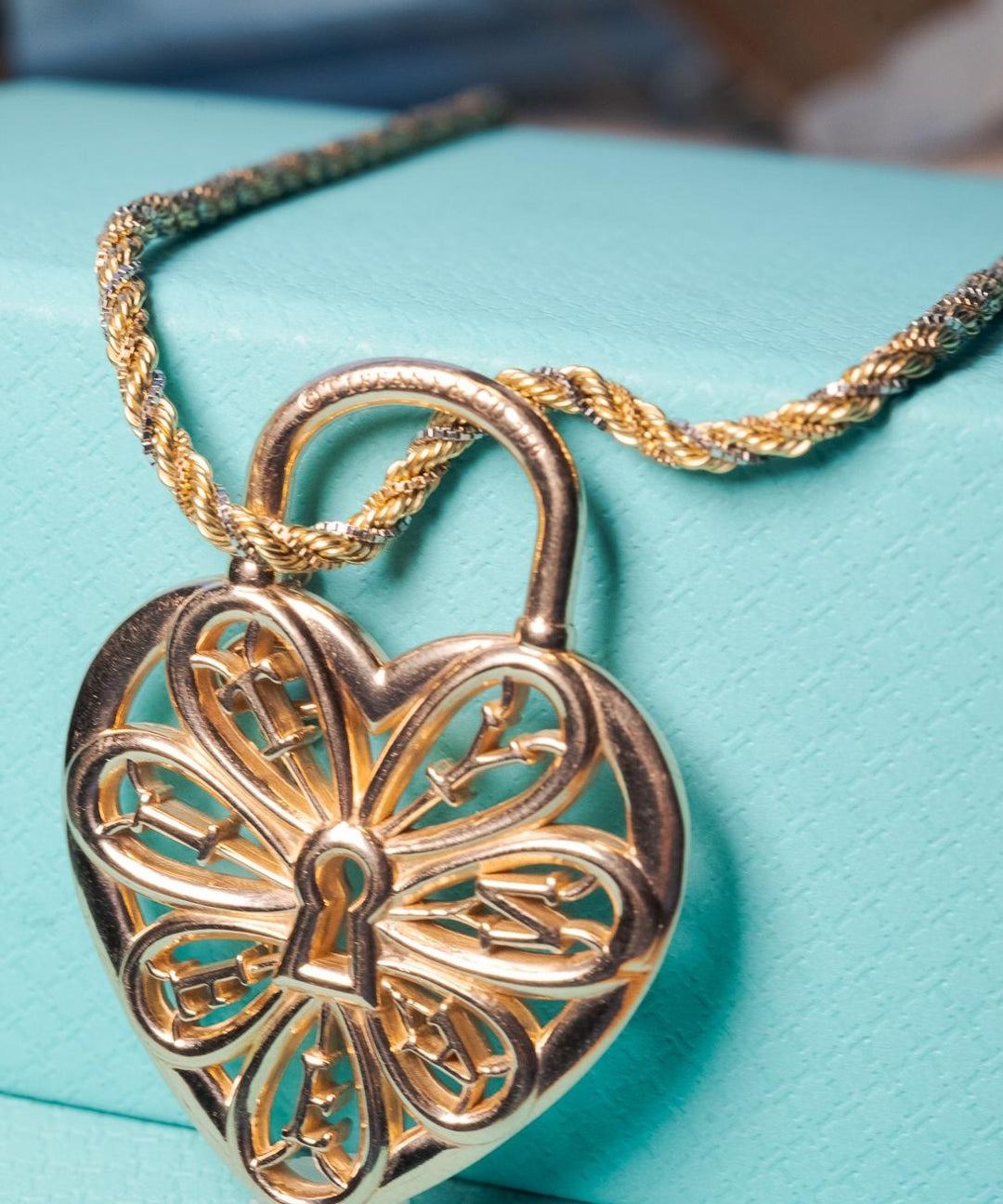 Pingente Tiffany&CO Filigree Heart em ouro rosê com peso de 19.2g e dimensões de 4.0x3.0cm.