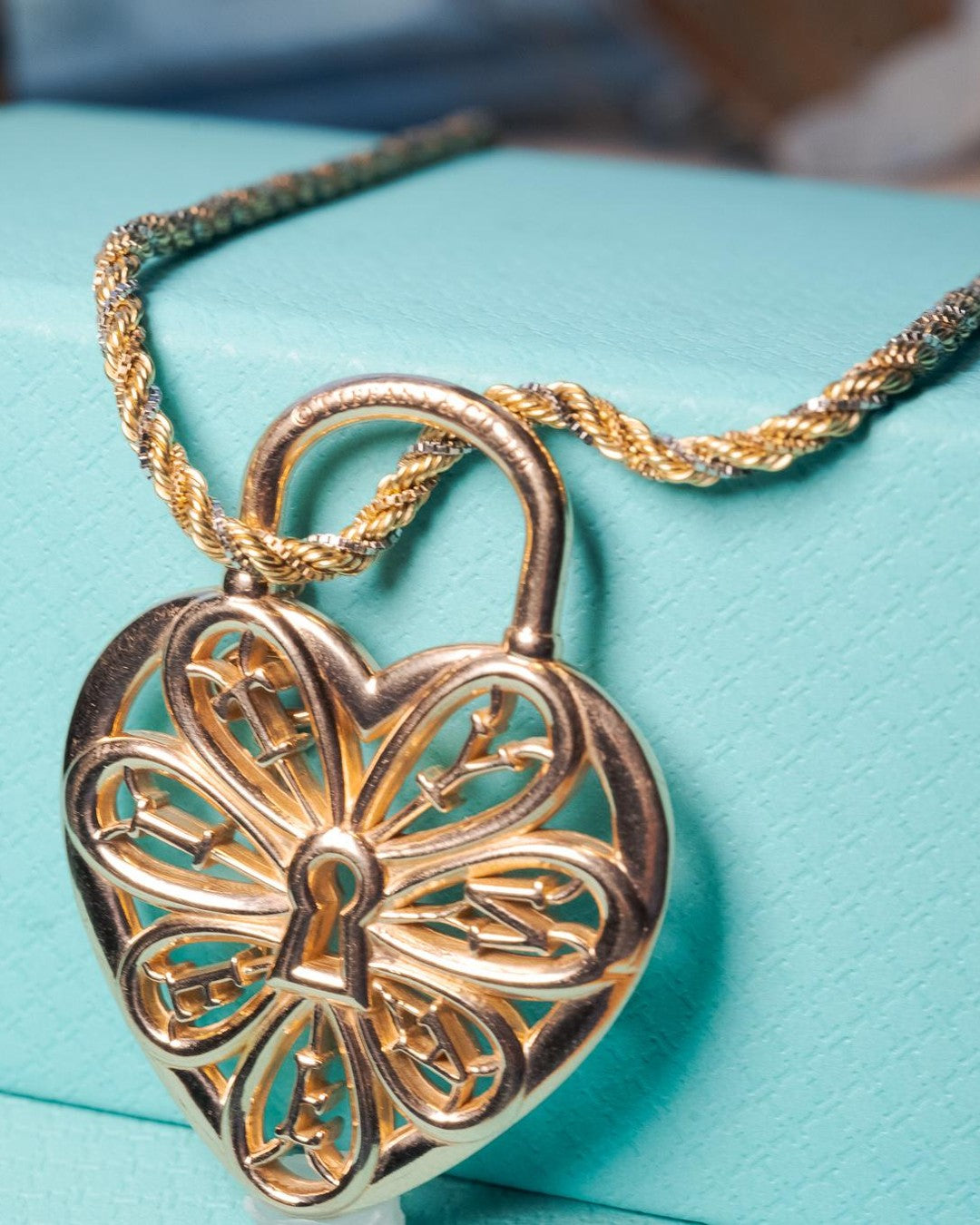 Pingente Tiffany&CO Filigree Heart em ouro rosê com peso de 19.2g e dimensões de 4.0x3.0cm.