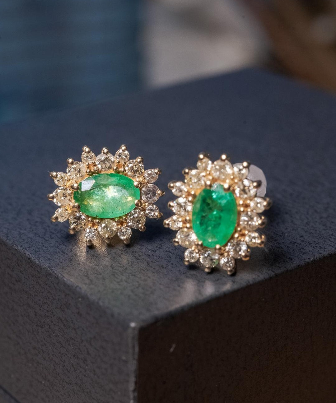 Brincos ovais em ouro amarelo com esmeraldas ovais de 0.6 x 0.4cm e diamantes de 01 e 02 pontos.