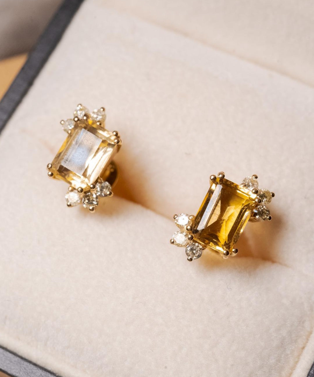 Brincos Flora em ouro amarelo com citrinos e diamantes.