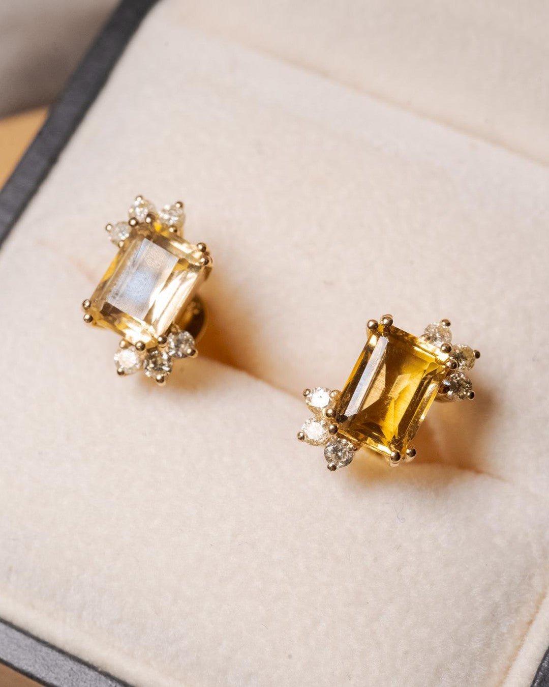 Brincos Flora em ouro amarelo com citrinos e diamantes.