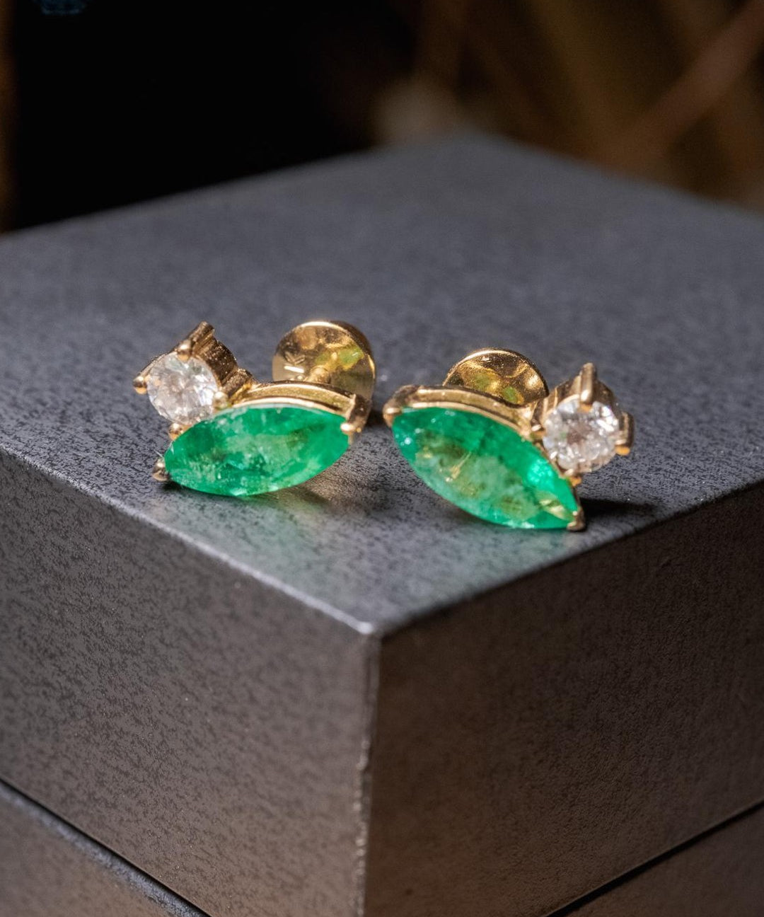 Brincos Leaf em ouro amarelo com esmeraldas e diamantes.