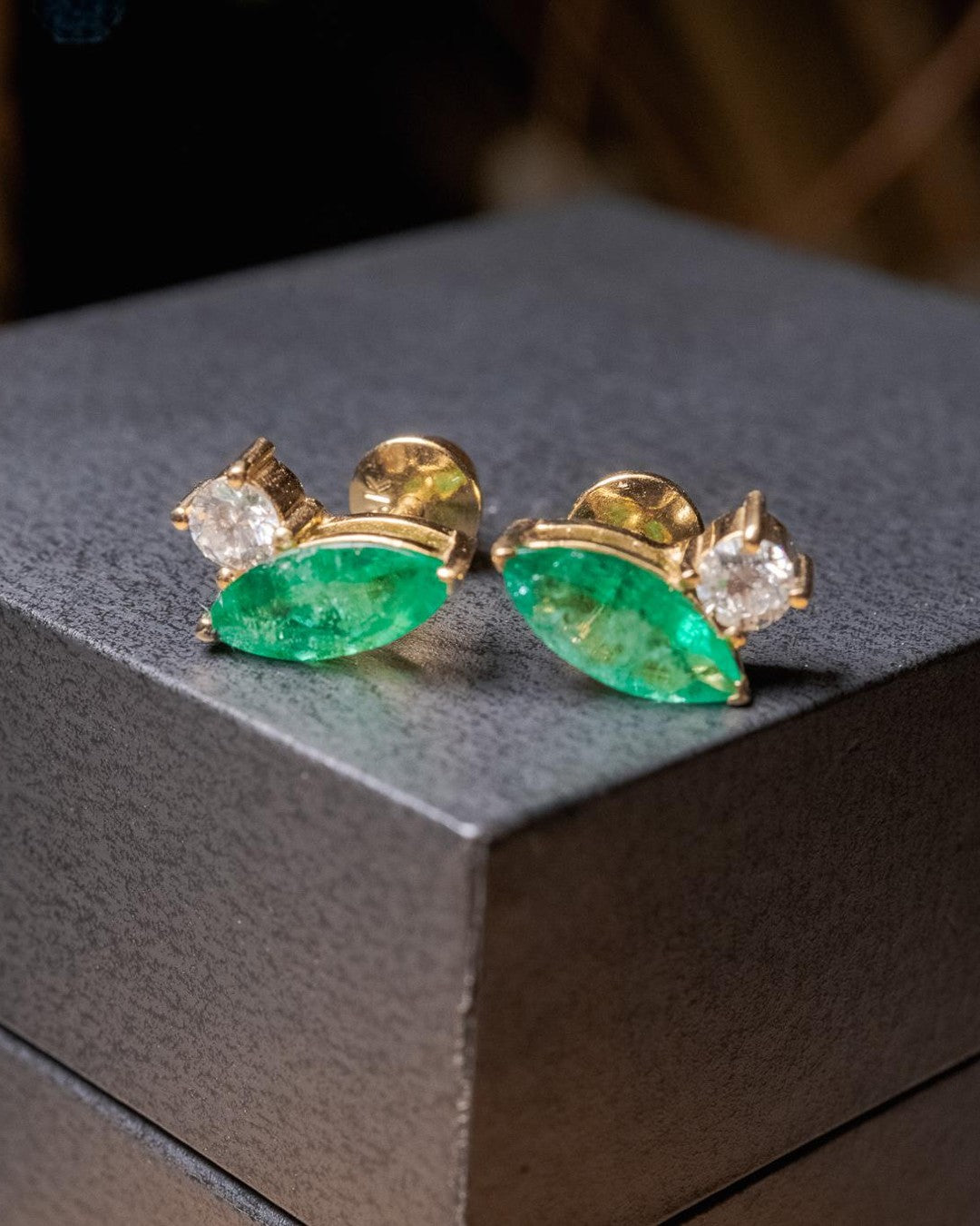 Brincos Leaf em ouro amarelo com esmeraldas e diamantes.