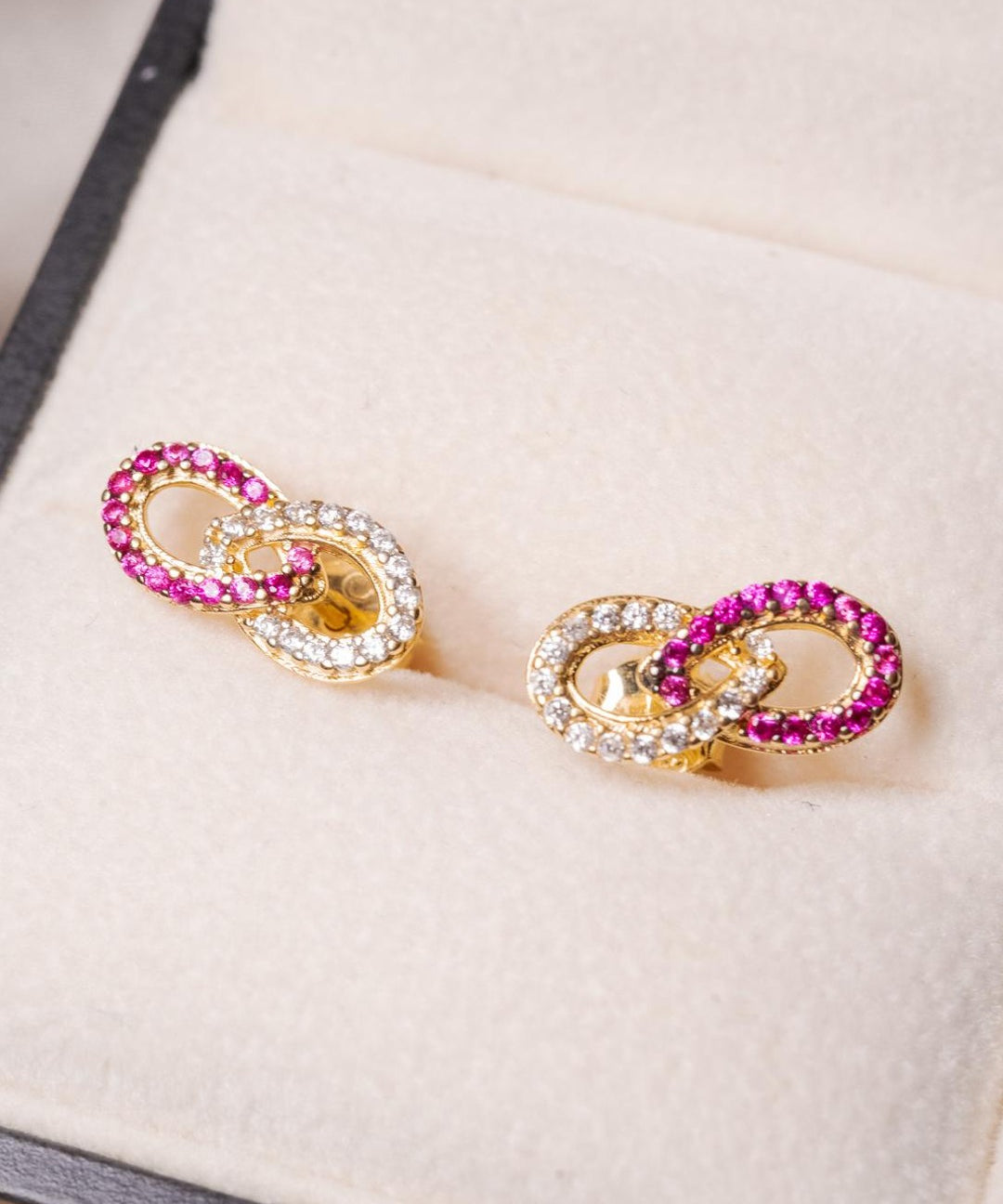 Brincos Infinito em ouro amarelo com diamantes e turmalinas rosa. Peso 2.1g. Dimensão 1.3 x 0.6cm.