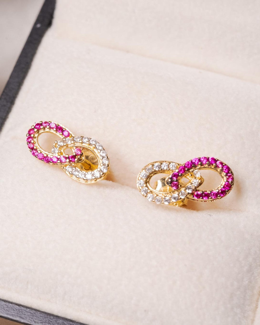 Brincos Infinito em ouro amarelo com diamantes e turmalinas rosa. Peso 2.1g. Dimensão 1.3 x 0.6cm.