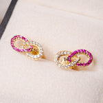 Brincos Infinito em ouro amarelo com diamantes e turmalinas rosa. Peso 2.1g. Dimensão 1.3 x 0.6cm.