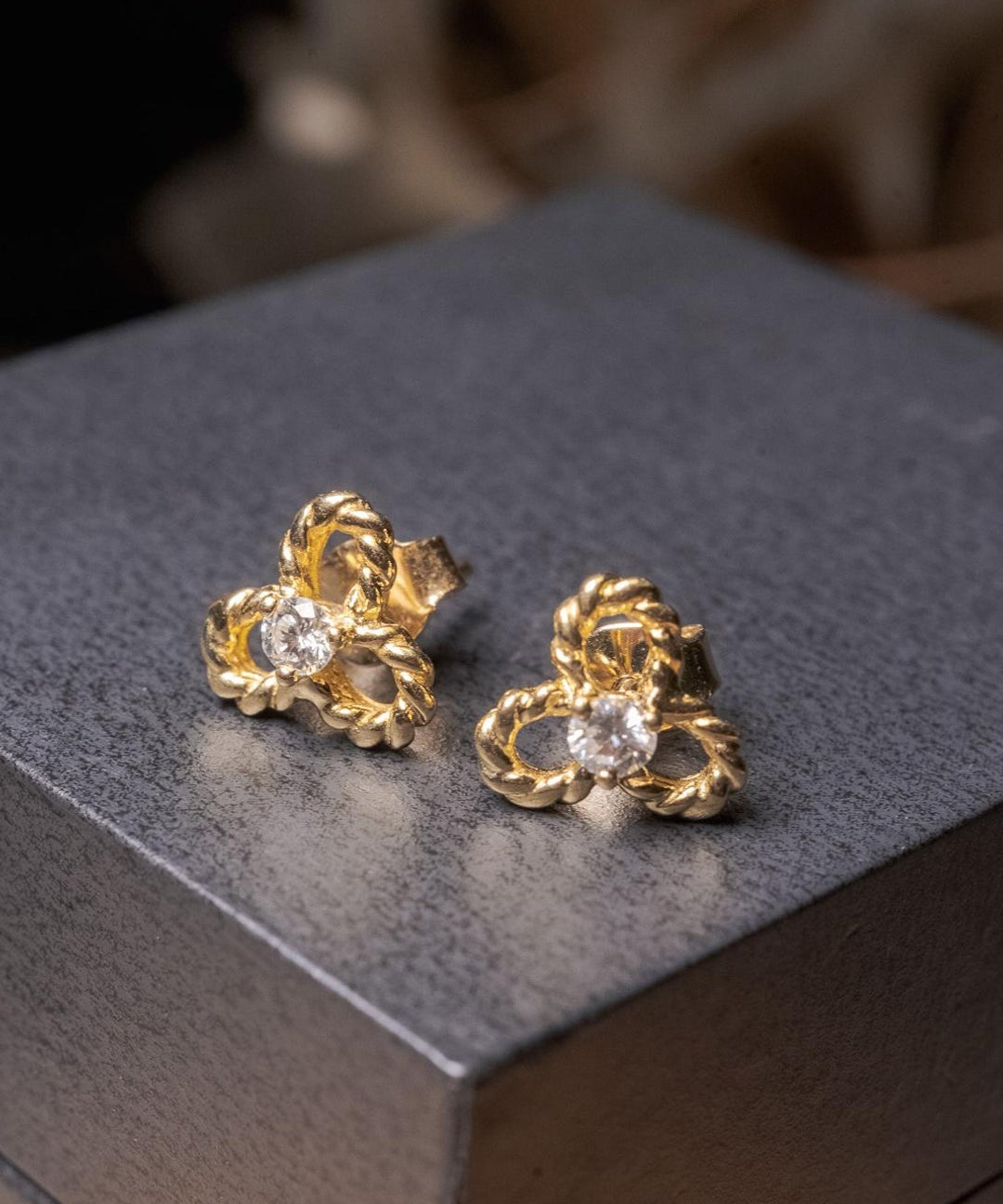 Brincos de ouro amarelo com 2 diamantes de 0.8 pontos cada e peso de 2.0g.