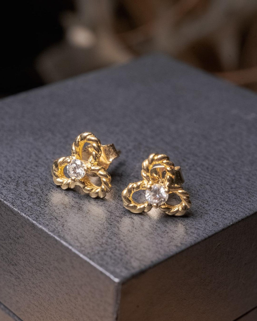 Brincos de ouro amarelo com 2 diamantes de 0.8 pontos cada e peso de 2.0g.