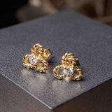 Brincos de ouro amarelo com 2 diamantes de 0.8 pontos cada e peso de 2.0g.