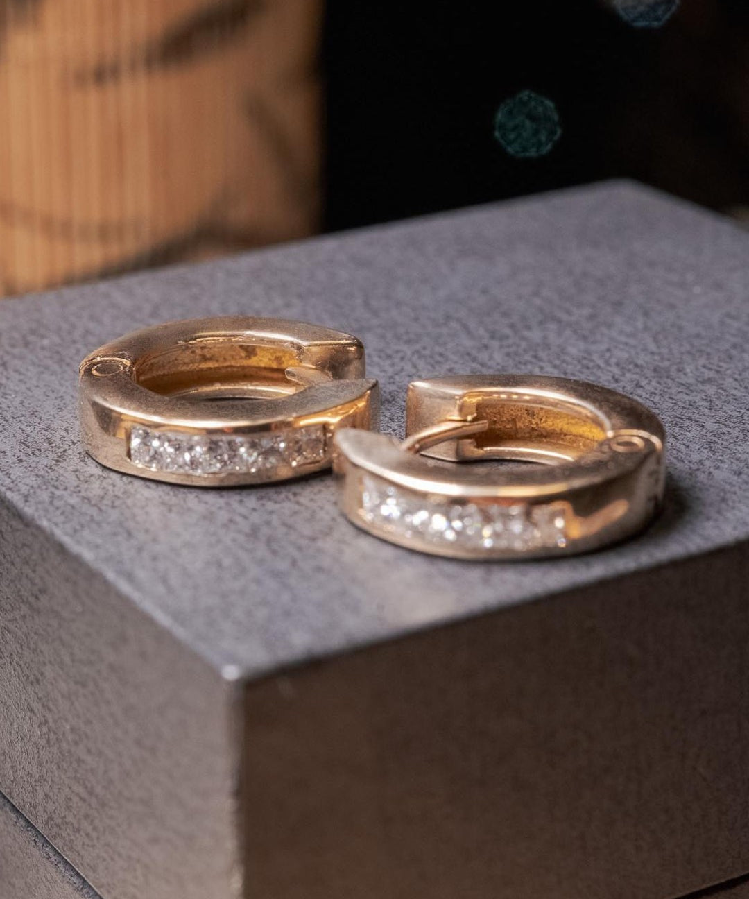 Brincos argola em ouro rosê com 10 diamantes lapidação princess de 0.4 pontos cada e peso de 5.9g.
