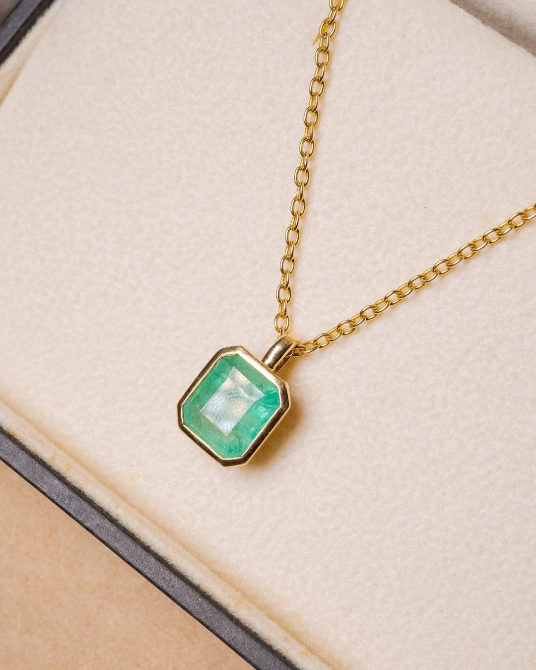 Pingente Brutus em ouro amarelo com esmeralda de 2.0 quilates e peso de 2.1g.