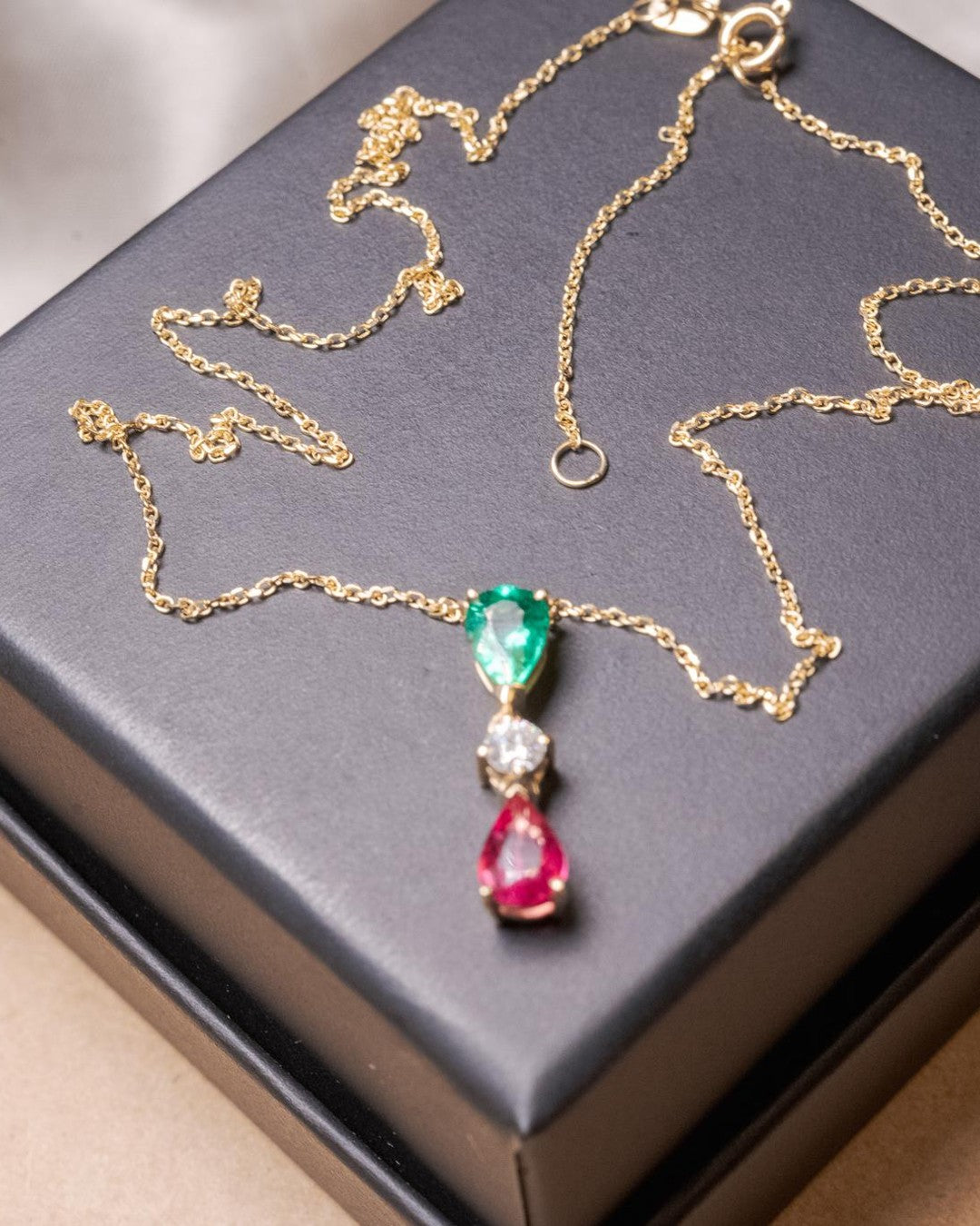Colar Cartier em ouro amarelo com esmeralda diamante e turmalina rosa.