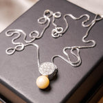 Colar Veneziana em Ouro Branco com pérola de 0.7cm e diamantes de 0.1 ponto.