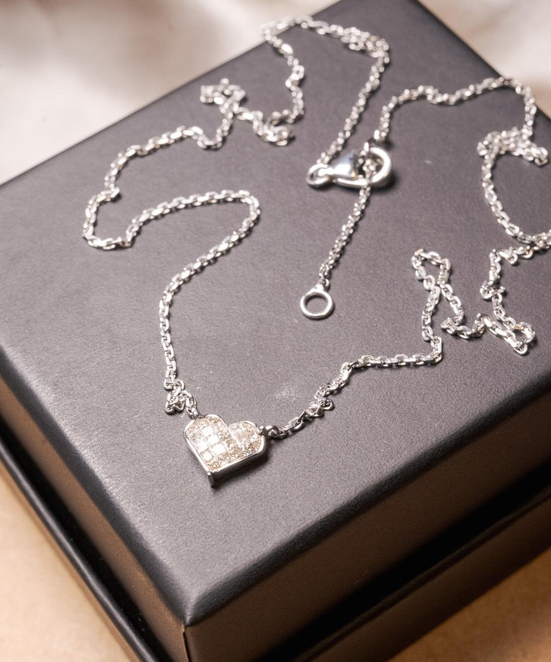 Colar Cartier coração em ouro branco com diamantes de 0.01 quilates e pingente de 0.9x0.9cm.