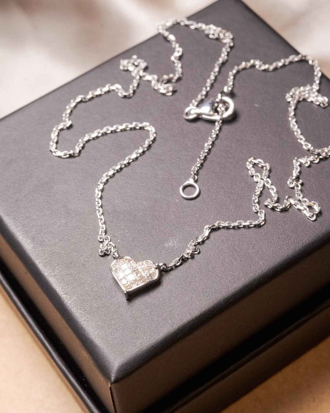 Colar Cartier coração em ouro branco com diamantes de 0.01 quilates e pingente de 0.9x0.9cm.