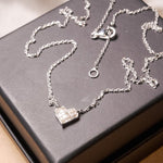 Colar Cartier coração em ouro branco com diamantes de 0.01 quilates e pingente de 0.9x0.9cm.