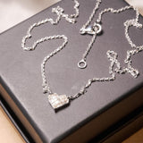 Colar Cartier coração em ouro branco com diamantes de 0.01 quilates e pingente de 0.9x0.9cm.