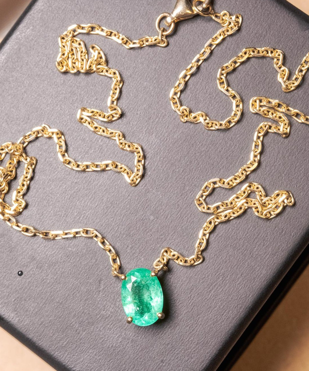Colar Cartier Brutus em ouro amarelo com esmeralda gota de 1.5 quilates e comprimento de 44cm.