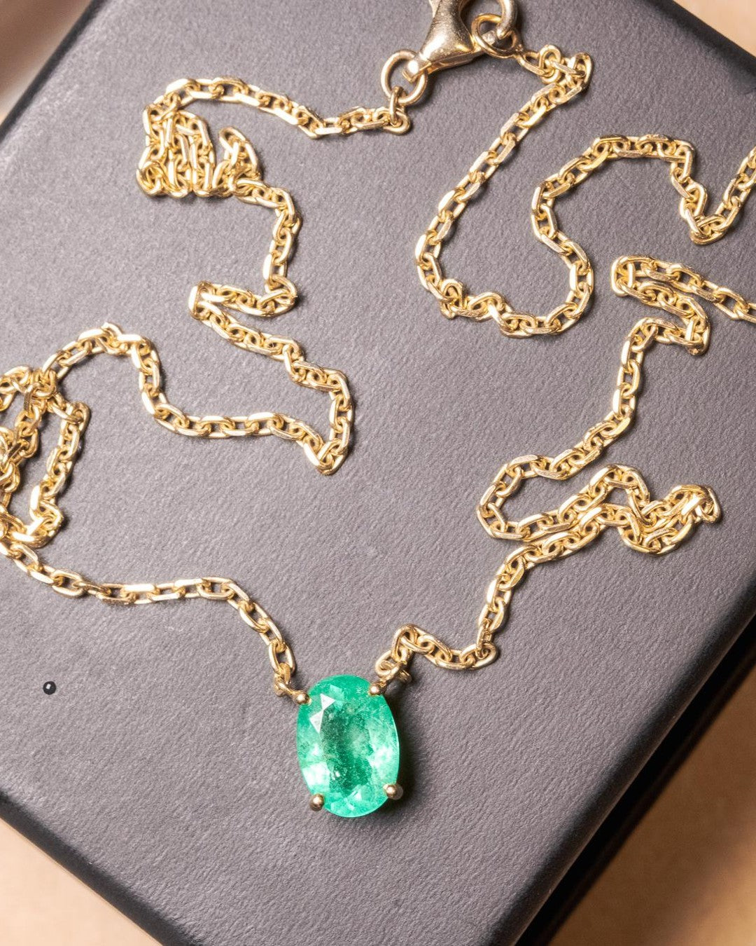 Colar Cartier Brutus em ouro amarelo com esmeralda gota de 1.5 quilates e comprimento de 44cm.