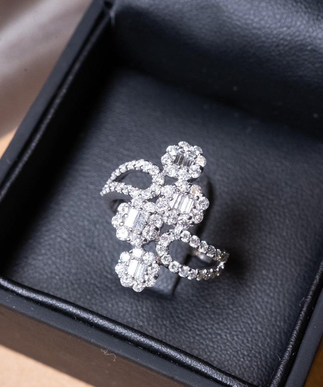 Anel em ouro branco com diamantes baguete de 0.6 pontos e brilhantes de 0.2 a 0.3 pontos.